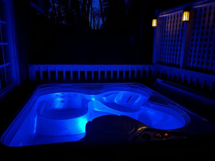 גטלינבורג Boozy Bear Bungalow Romantic Cabin 5 Mins 2 Downtown With Hot Tub And Fire Pit מראה חיצוני תמונה