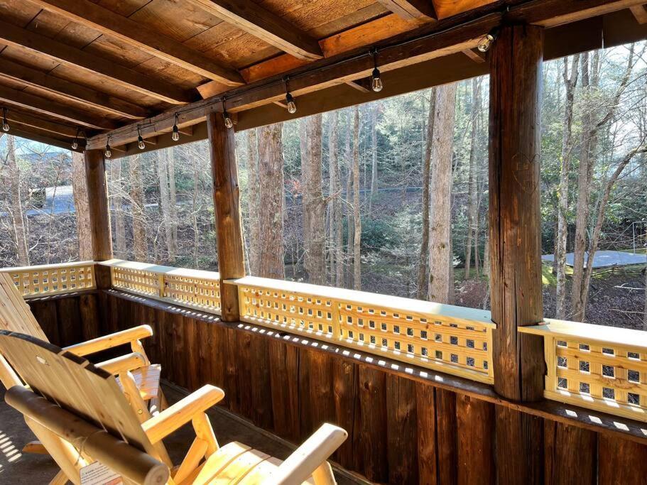 גטלינבורג Boozy Bear Bungalow Romantic Cabin 5 Mins 2 Downtown With Hot Tub And Fire Pit מראה חיצוני תמונה