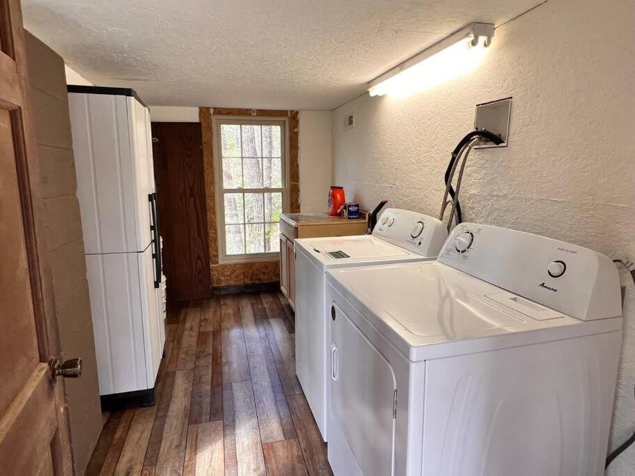 גטלינבורג Boozy Bear Bungalow Romantic Cabin 5 Mins 2 Downtown With Hot Tub And Fire Pit מראה חיצוני תמונה