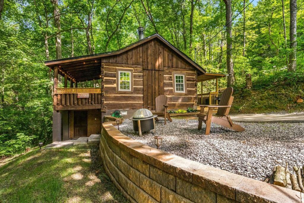 גטלינבורג Boozy Bear Bungalow Romantic Cabin 5 Mins 2 Downtown With Hot Tub And Fire Pit מראה חיצוני תמונה