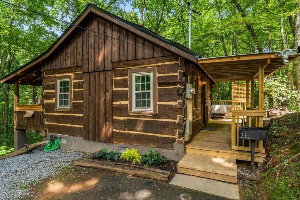 גטלינבורג Boozy Bear Bungalow Romantic Cabin 5 Mins 2 Downtown With Hot Tub And Fire Pit מראה חיצוני תמונה