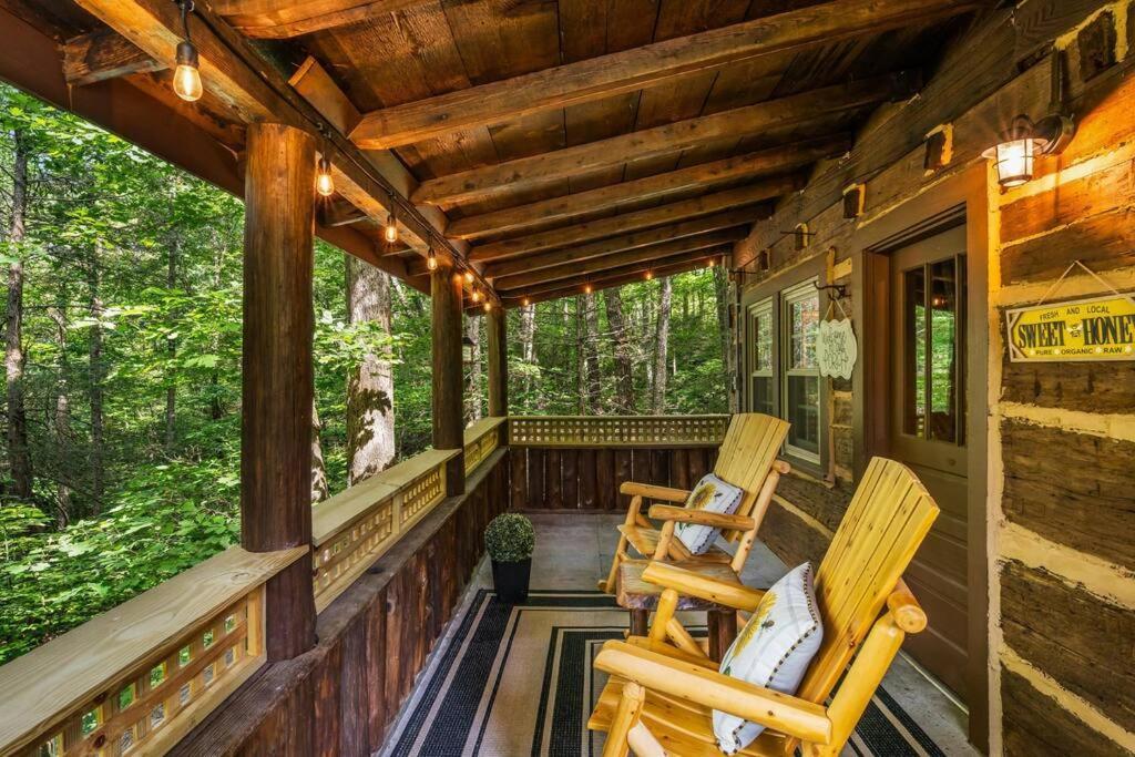 גטלינבורג Boozy Bear Bungalow Romantic Cabin 5 Mins 2 Downtown With Hot Tub And Fire Pit מראה חיצוני תמונה