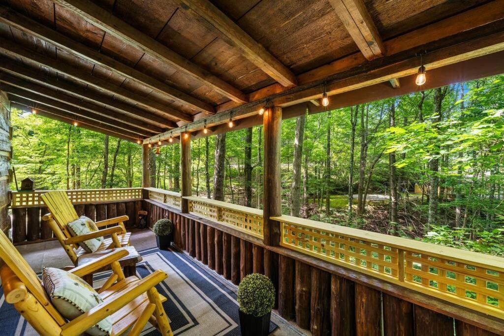 גטלינבורג Boozy Bear Bungalow Romantic Cabin 5 Mins 2 Downtown With Hot Tub And Fire Pit מראה חיצוני תמונה