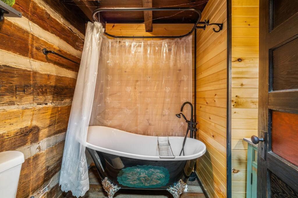 גטלינבורג Boozy Bear Bungalow Romantic Cabin 5 Mins 2 Downtown With Hot Tub And Fire Pit מראה חיצוני תמונה