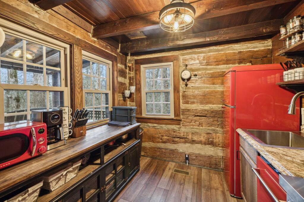 גטלינבורג Boozy Bear Bungalow Romantic Cabin 5 Mins 2 Downtown With Hot Tub And Fire Pit מראה חיצוני תמונה