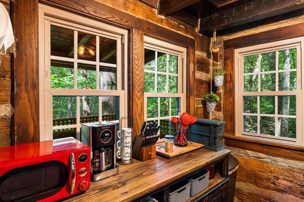 גטלינבורג Boozy Bear Bungalow Romantic Cabin 5 Mins 2 Downtown With Hot Tub And Fire Pit מראה חיצוני תמונה