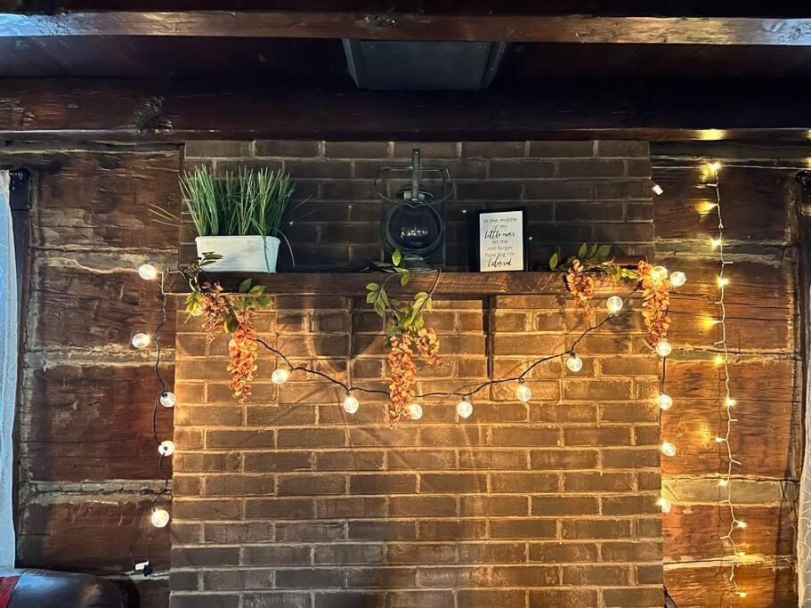 גטלינבורג Boozy Bear Bungalow Romantic Cabin 5 Mins 2 Downtown With Hot Tub And Fire Pit מראה חיצוני תמונה