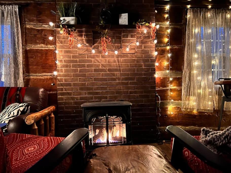 גטלינבורג Boozy Bear Bungalow Romantic Cabin 5 Mins 2 Downtown With Hot Tub And Fire Pit מראה חיצוני תמונה