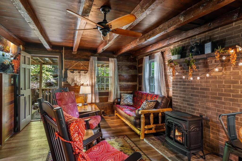 גטלינבורג Boozy Bear Bungalow Romantic Cabin 5 Mins 2 Downtown With Hot Tub And Fire Pit מראה חיצוני תמונה