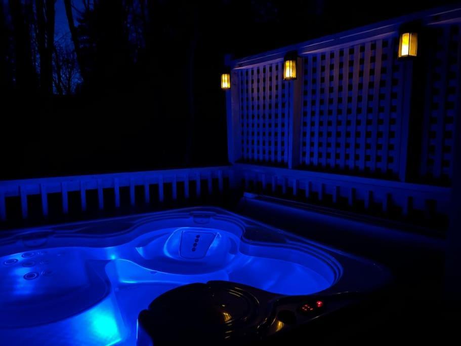 גטלינבורג Boozy Bear Bungalow Romantic Cabin 5 Mins 2 Downtown With Hot Tub And Fire Pit מראה חיצוני תמונה