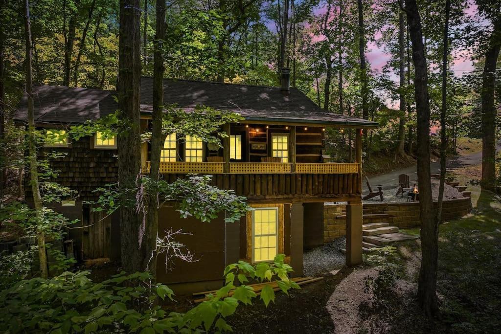 גטלינבורג Boozy Bear Bungalow Romantic Cabin 5 Mins 2 Downtown With Hot Tub And Fire Pit מראה חיצוני תמונה