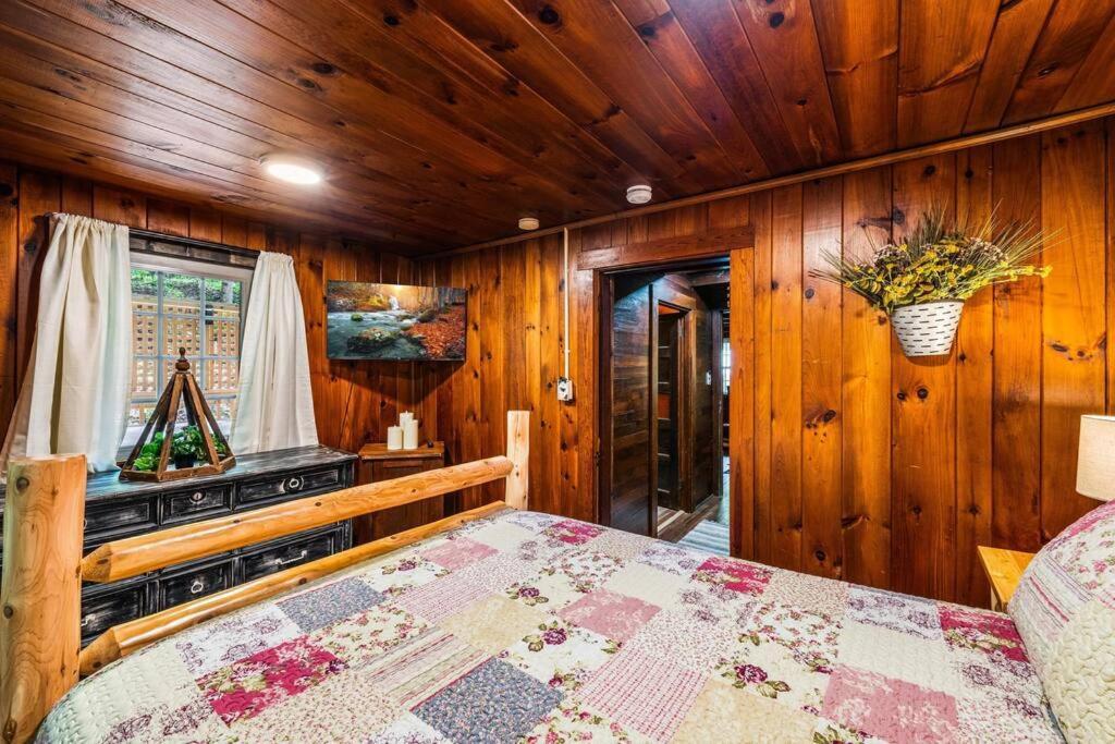 גטלינבורג Boozy Bear Bungalow Romantic Cabin 5 Mins 2 Downtown With Hot Tub And Fire Pit מראה חיצוני תמונה