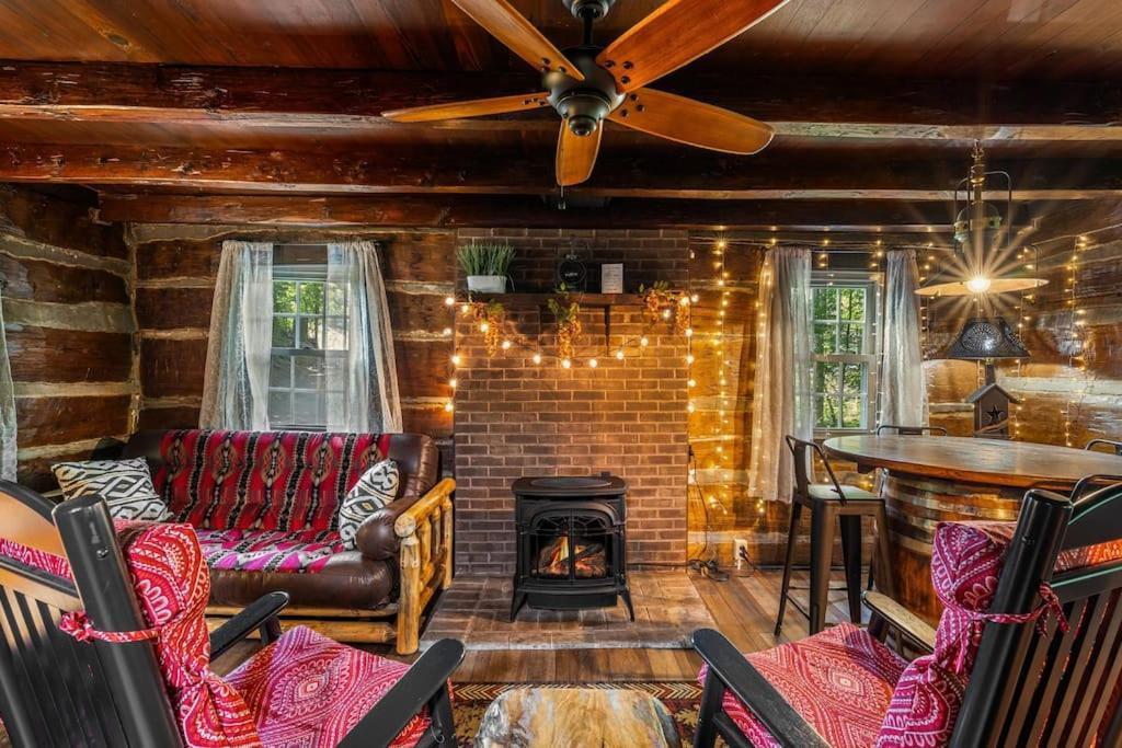 גטלינבורג Boozy Bear Bungalow Romantic Cabin 5 Mins 2 Downtown With Hot Tub And Fire Pit מראה חיצוני תמונה