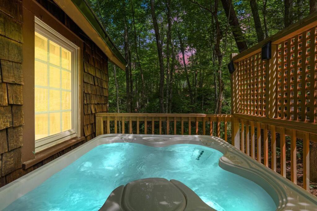 גטלינבורג Boozy Bear Bungalow Romantic Cabin 5 Mins 2 Downtown With Hot Tub And Fire Pit מראה חיצוני תמונה