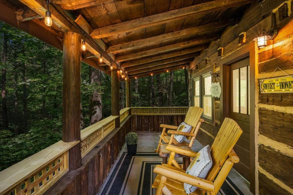 גטלינבורג Boozy Bear Bungalow Romantic Cabin 5 Mins 2 Downtown With Hot Tub And Fire Pit מראה חיצוני תמונה